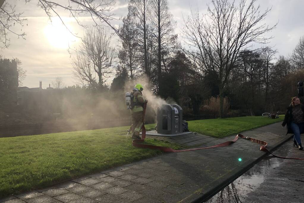 Zak met as zorgt voor containerbrand