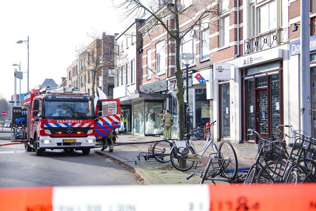 Veel rook bij grote brand in garage