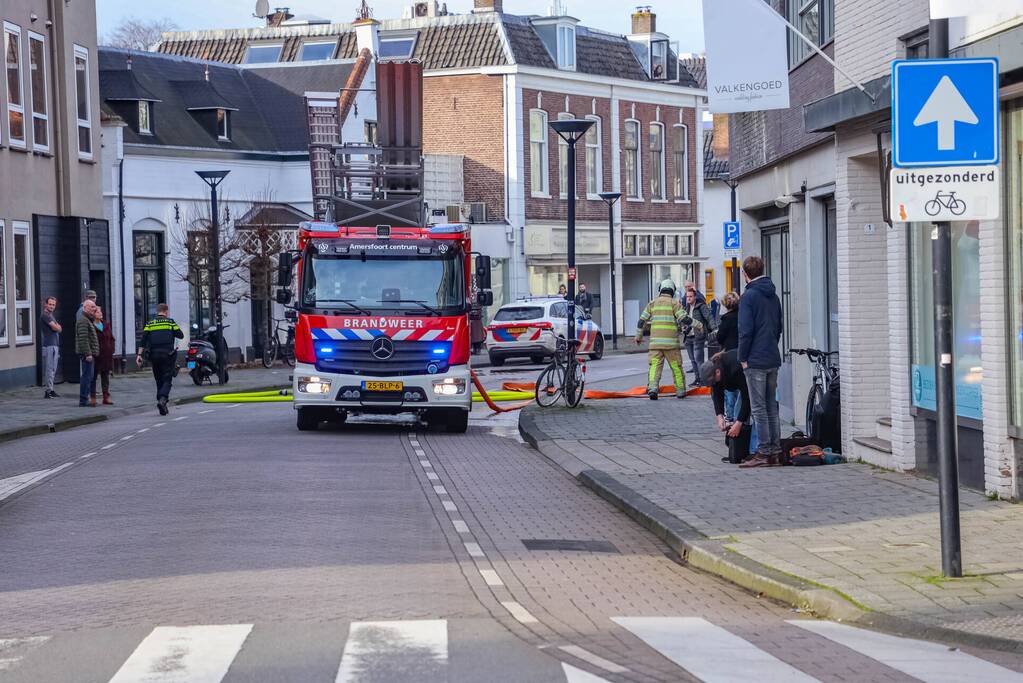 Veel rook bij grote brand in garage