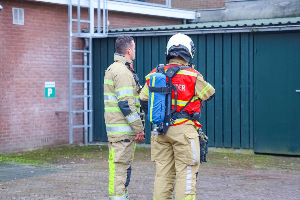 Veel rook bij grote brand in garage