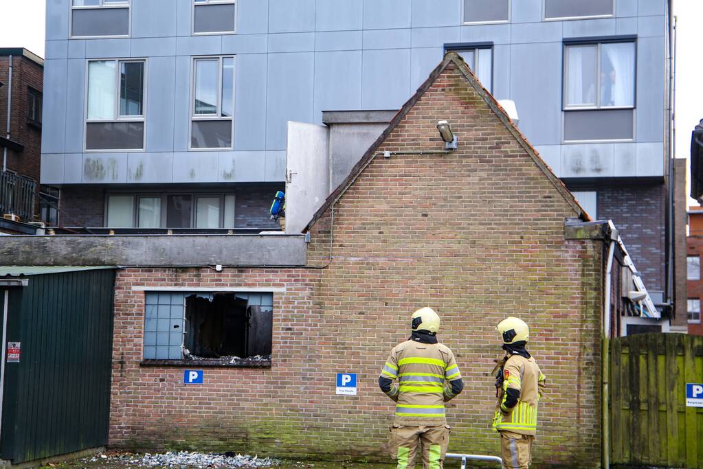 Veel rook bij grote brand in garage