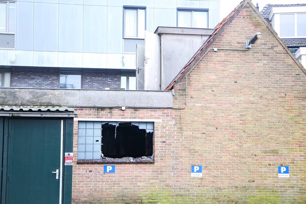 Veel rook bij grote brand in garage