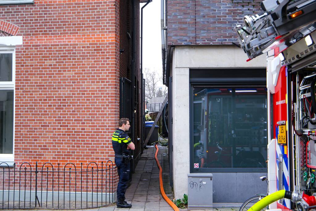 Veel rook bij grote brand in garage