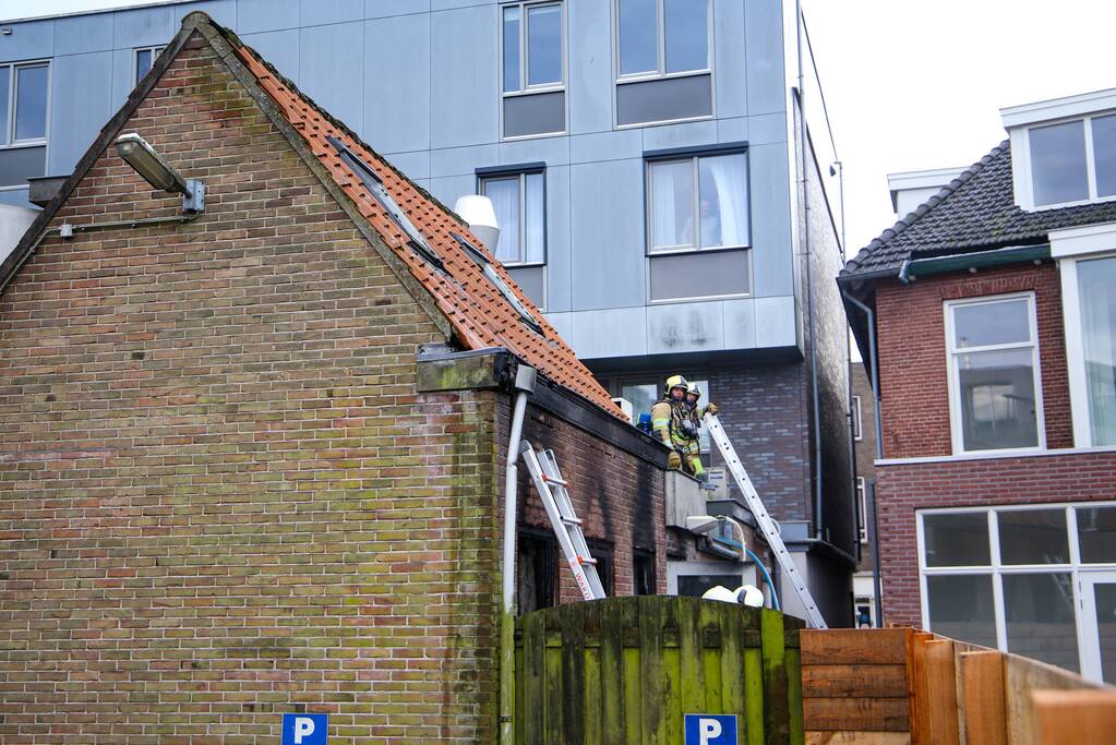 Veel rook bij grote brand in garage