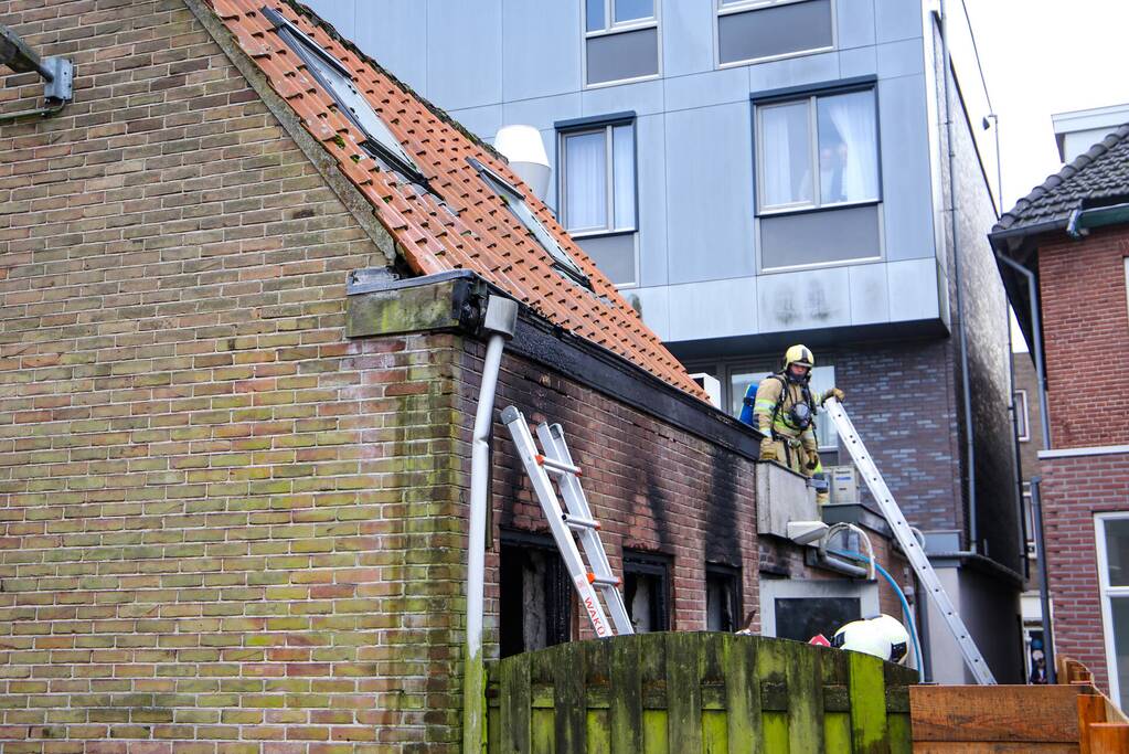 Veel rook bij grote brand in garage