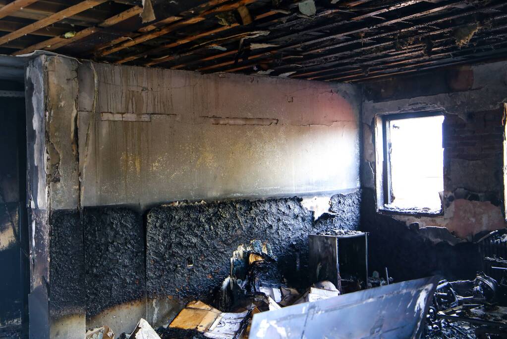 Veel rook bij grote brand in garage