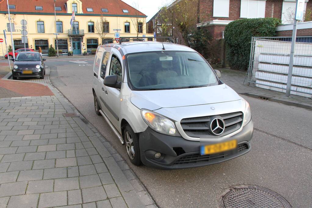 Frontale aanrijding tussen twee voertuigen