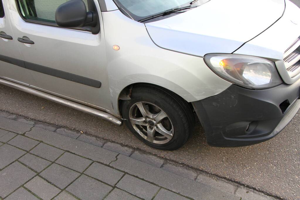 Frontale aanrijding tussen twee voertuigen