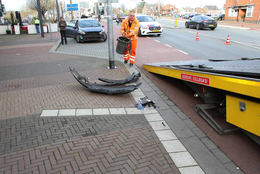 Frontale aanrijding tussen twee voertuigen