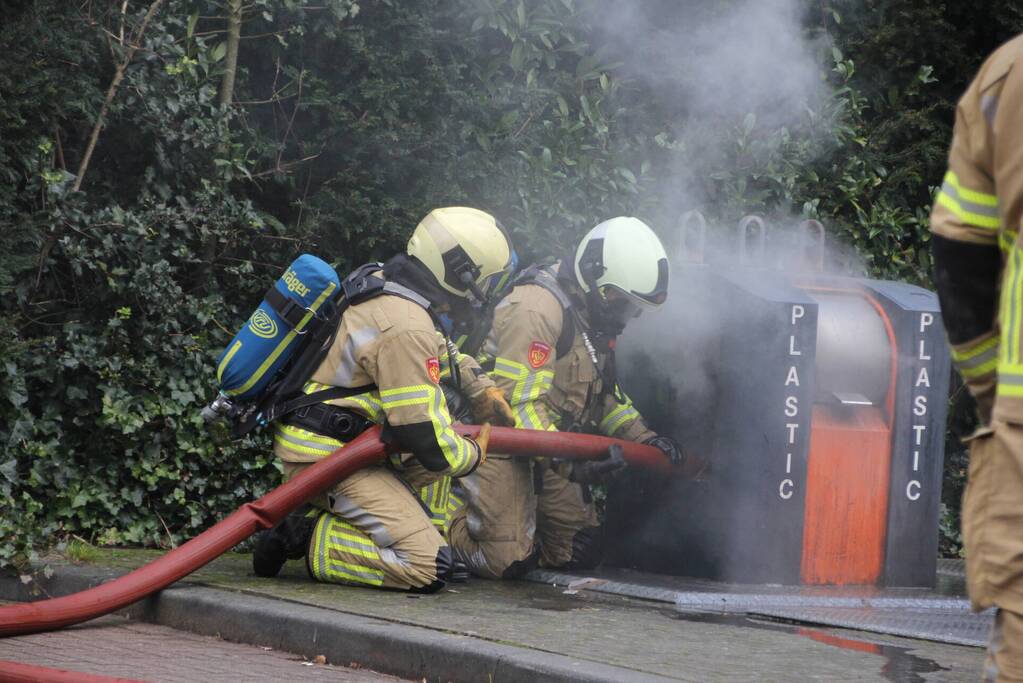 Brand ontstaan in ondergrondse plastic container