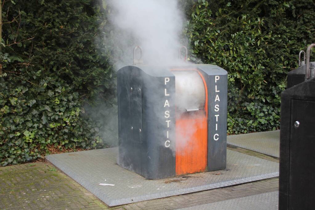 Brand ontstaan in ondergrondse plastic container