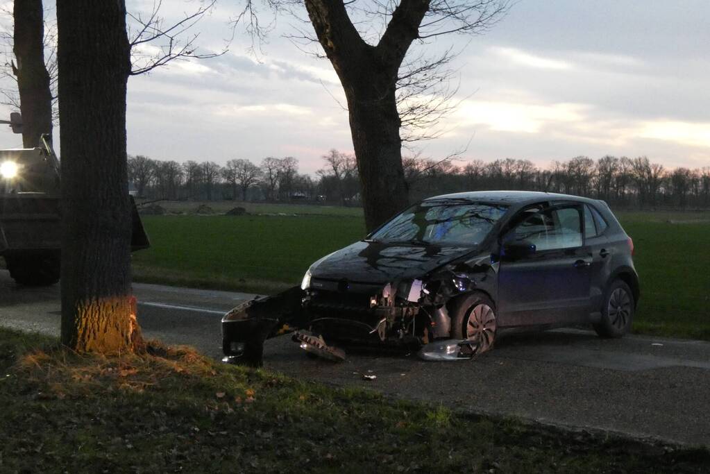 Automobilist gecontroleerd na botsing tegen boom