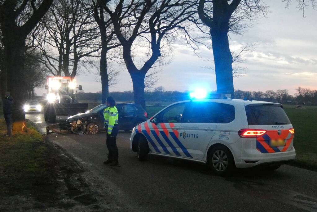 Automobilist gecontroleerd na botsing tegen boom