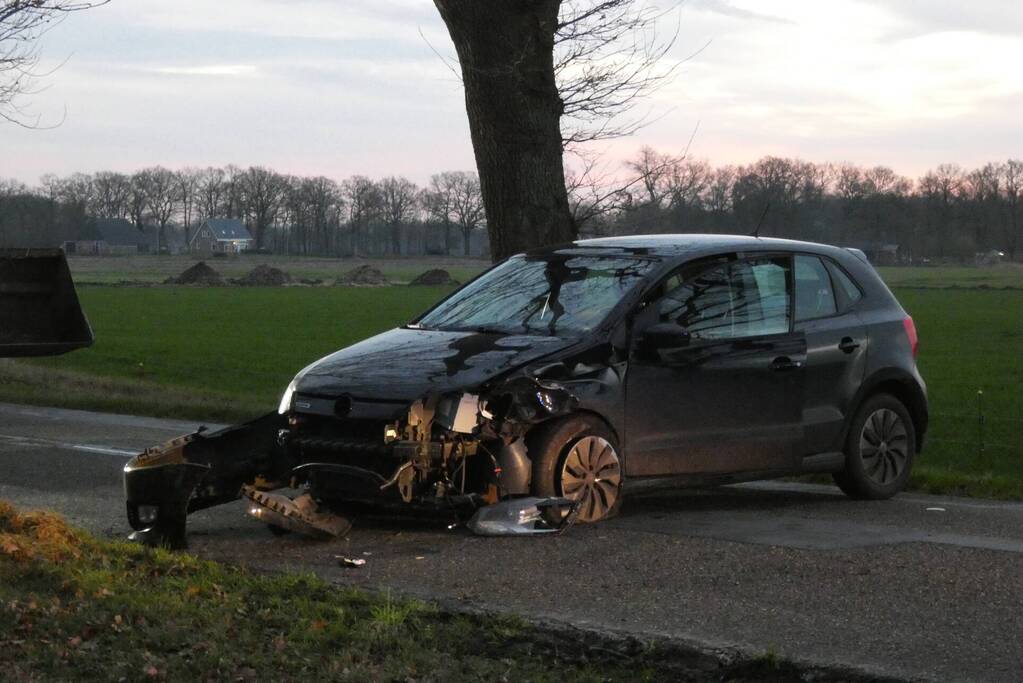 Automobilist gecontroleerd na botsing tegen boom