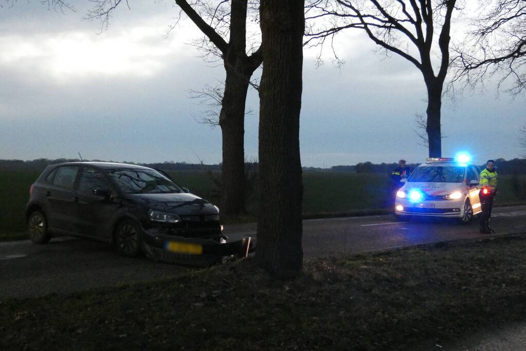 Automobilist gecontroleerd na botsing tegen boom