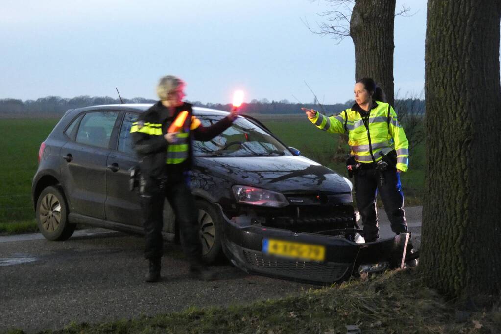 Automobilist gecontroleerd na botsing tegen boom