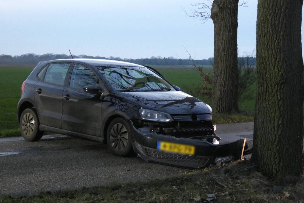 Automobilist gecontroleerd na botsing tegen boom