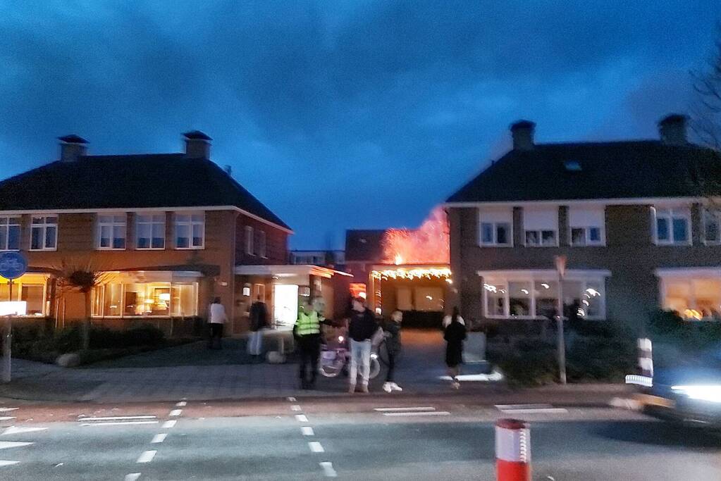 Coniferenhaag tegen woning in brand