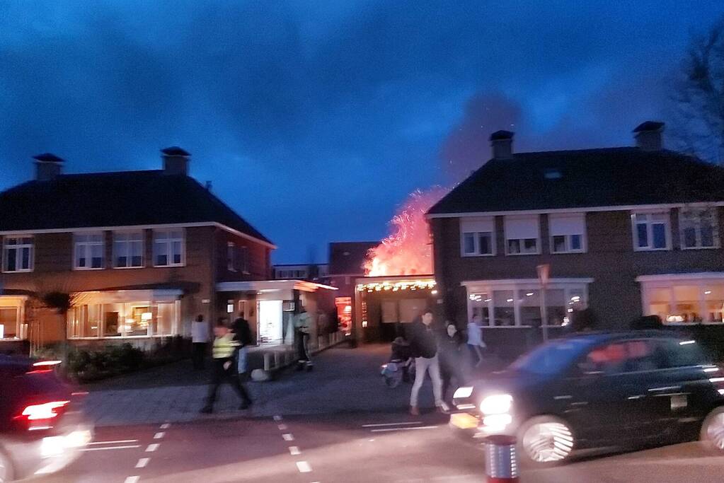Coniferenhaag tegen woning in brand