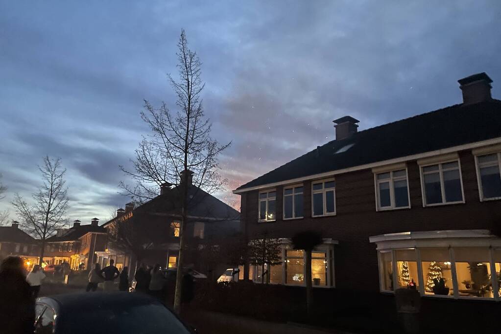 Coniferenhaag tegen woning in brand