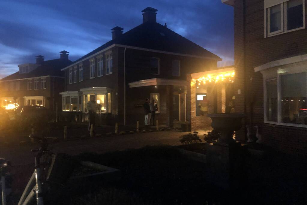 Coniferenhaag tegen woning in brand