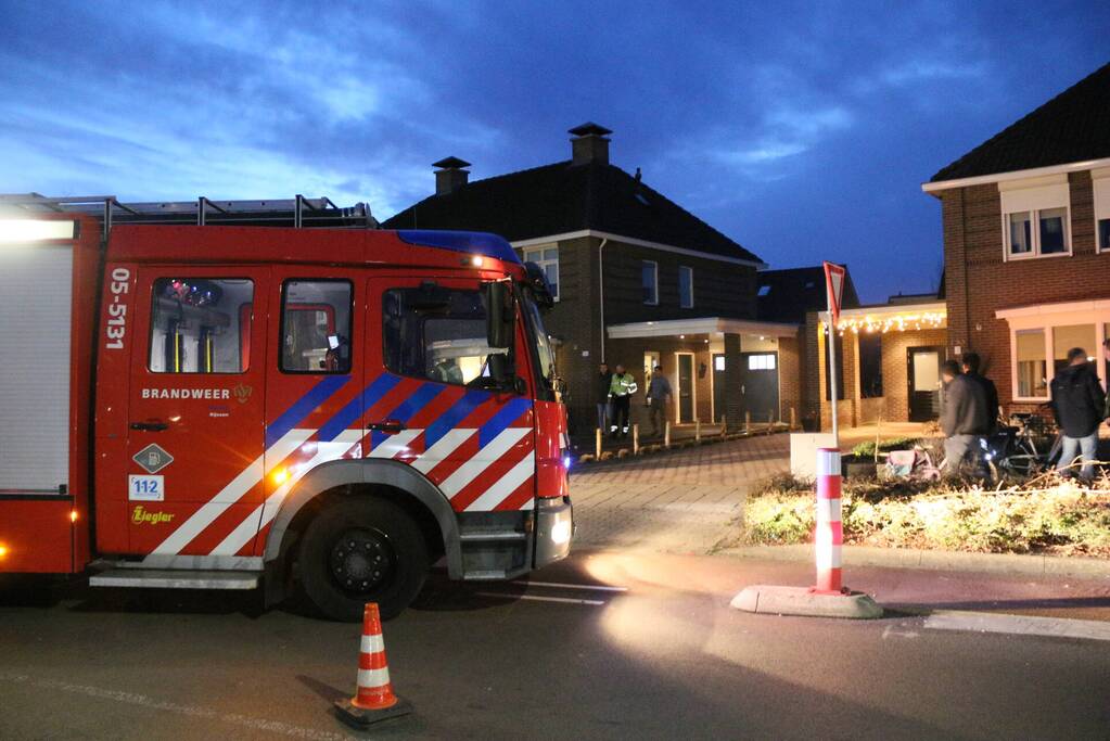 Coniferenhaag tegen woning in brand