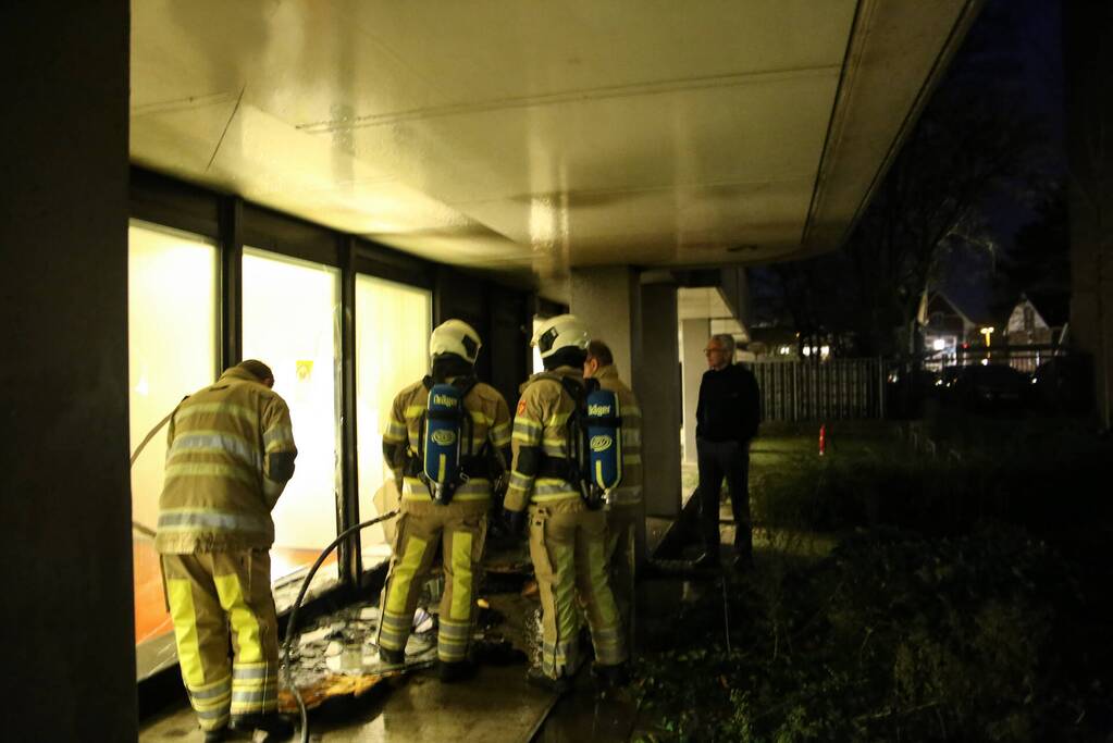 Veel schade door brandend matras tegen gebouw