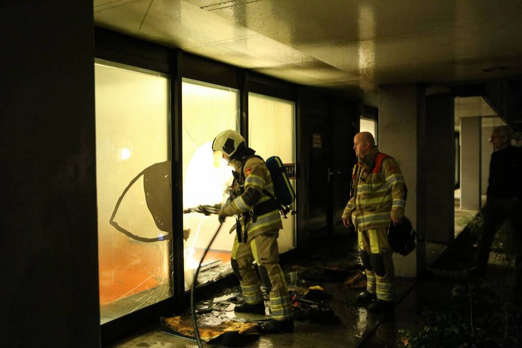 Veel schade door brandend matras tegen gebouw