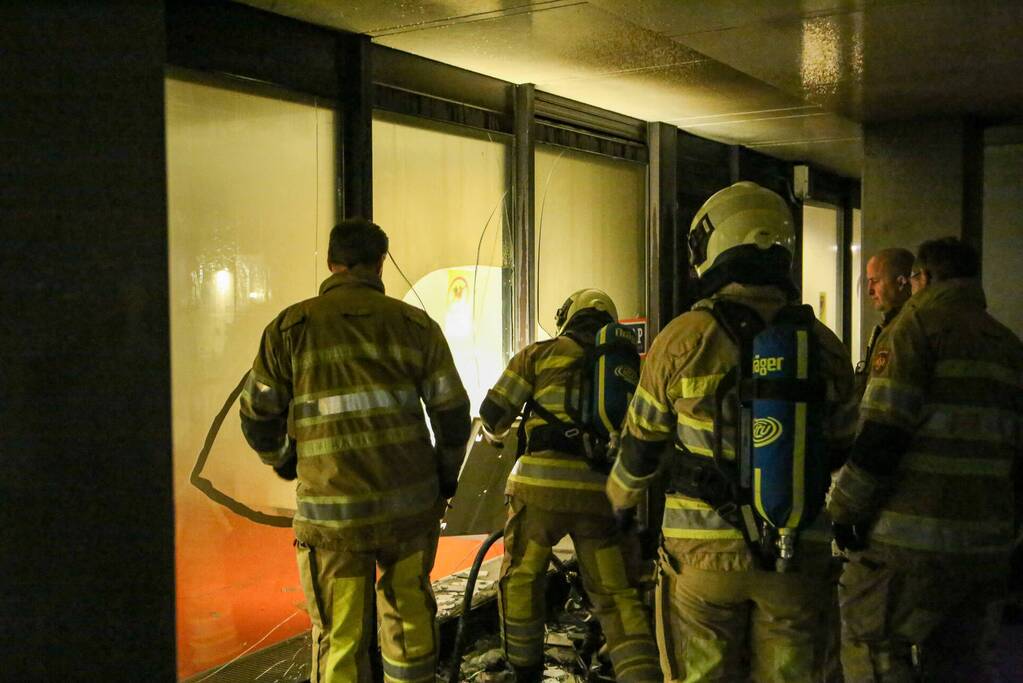 Veel schade door brandend matras tegen gebouw