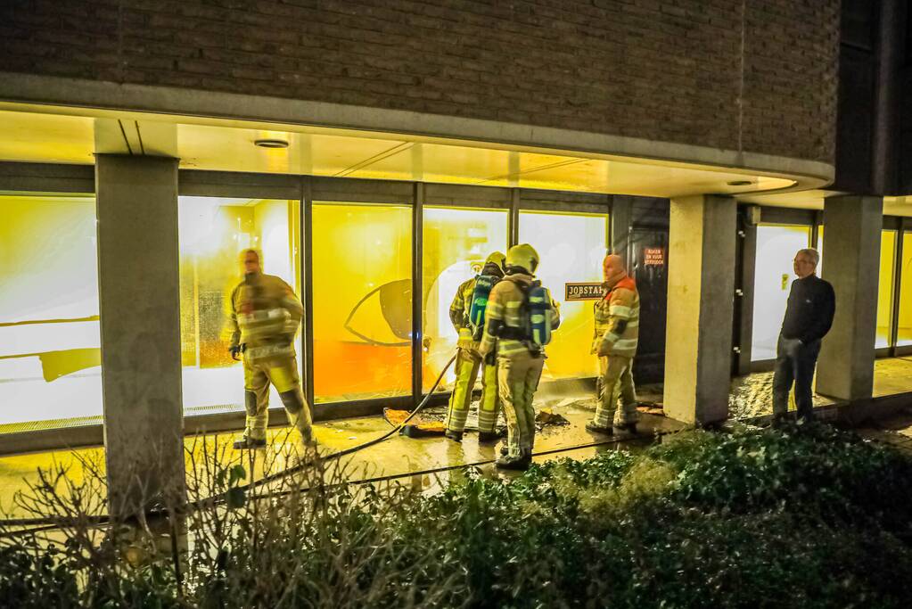 Veel schade door brandend matras tegen gebouw