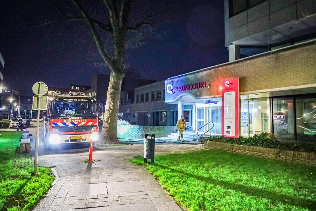 Veel schade door brandend matras tegen gebouw