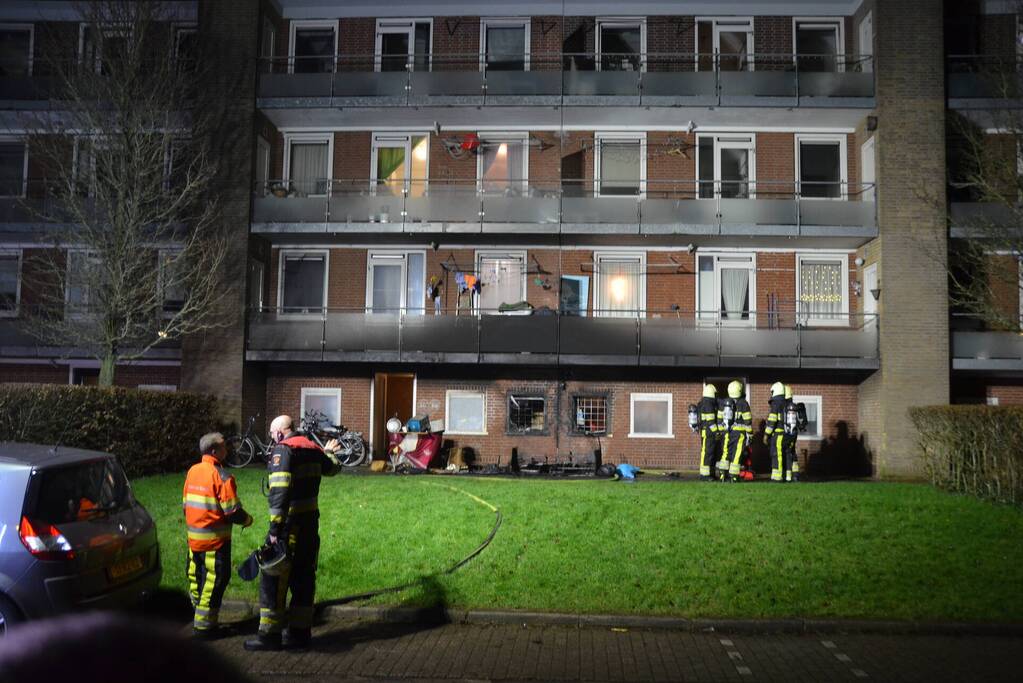 Bank in brand onder balkon van flat