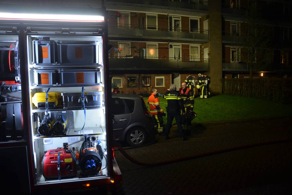 Bank in brand onder balkon van flat
