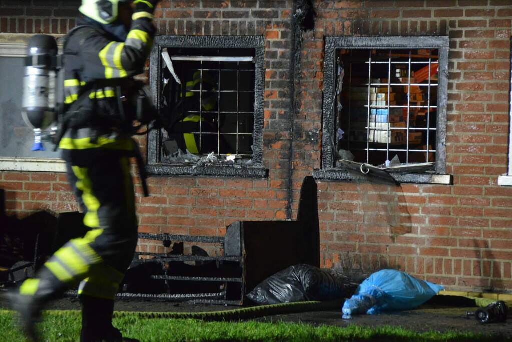 Bank in brand onder balkon van flat