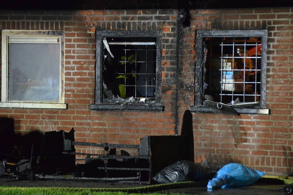 Bank in brand onder balkon van flat