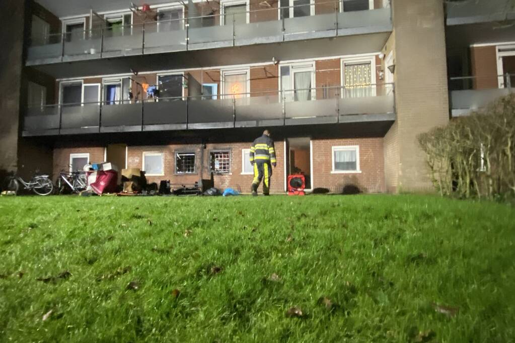 Bank in brand onder balkon van flat