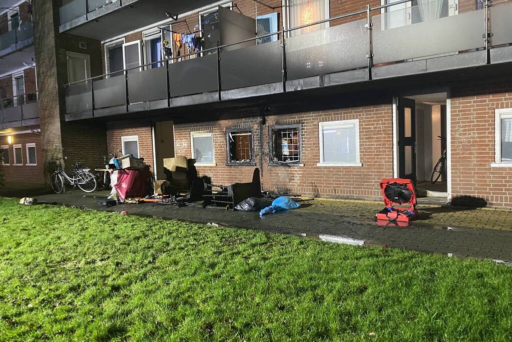 Bank in brand onder balkon van flat