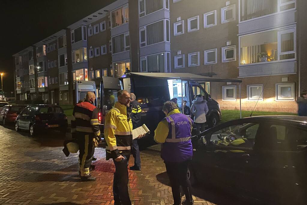 Bank in brand onder balkon van flat