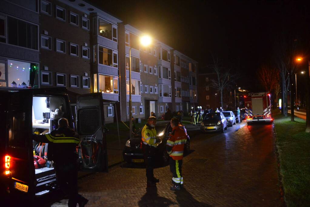 Bank in brand onder balkon van flat