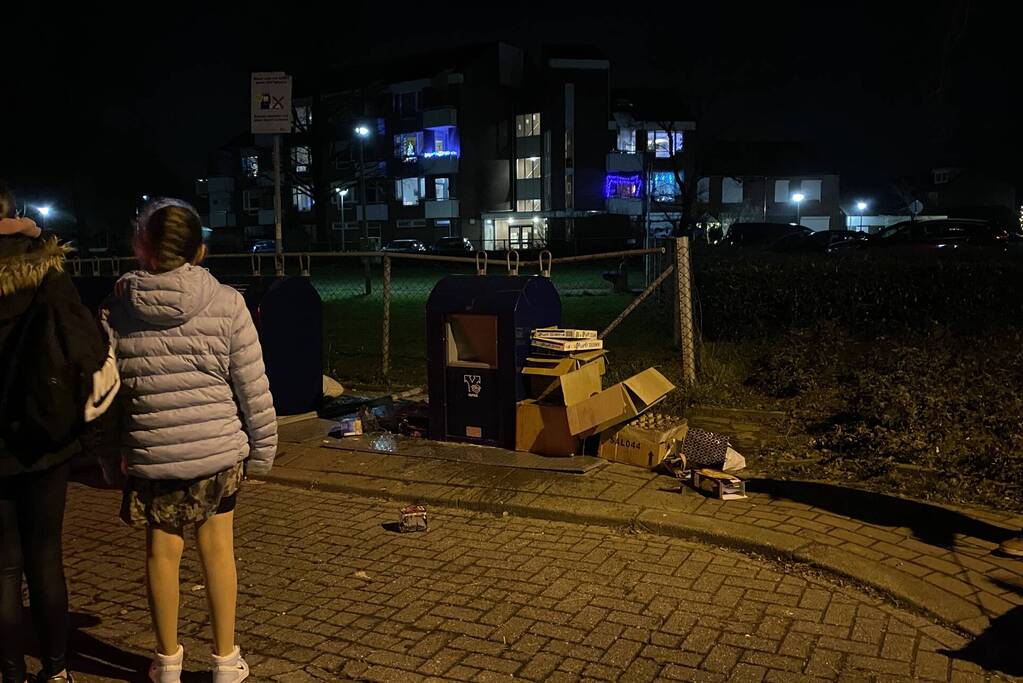 Oud papier tegen container in brand