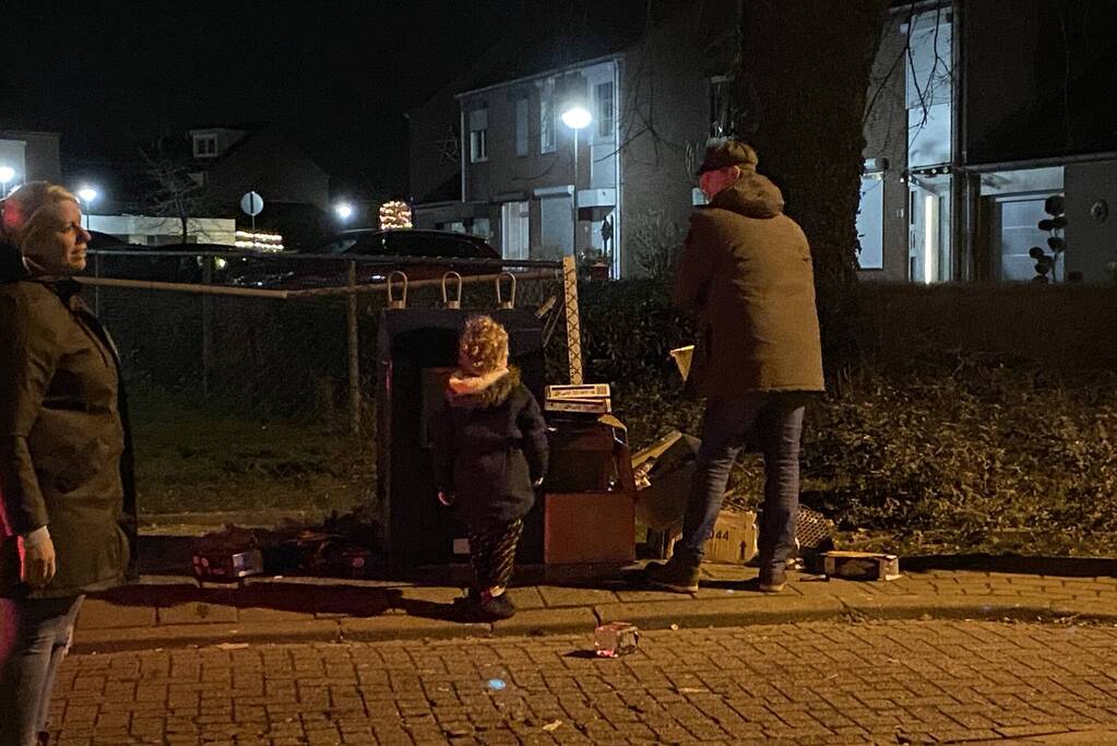 Oud papier tegen container in brand