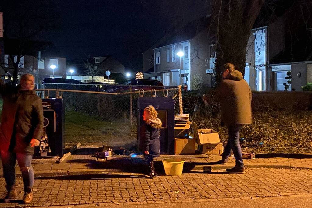 Oud papier tegen container in brand