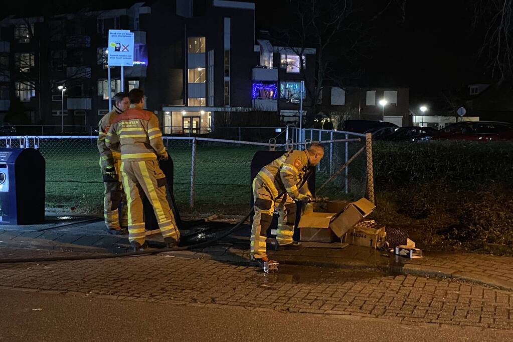 Oud papier tegen container in brand