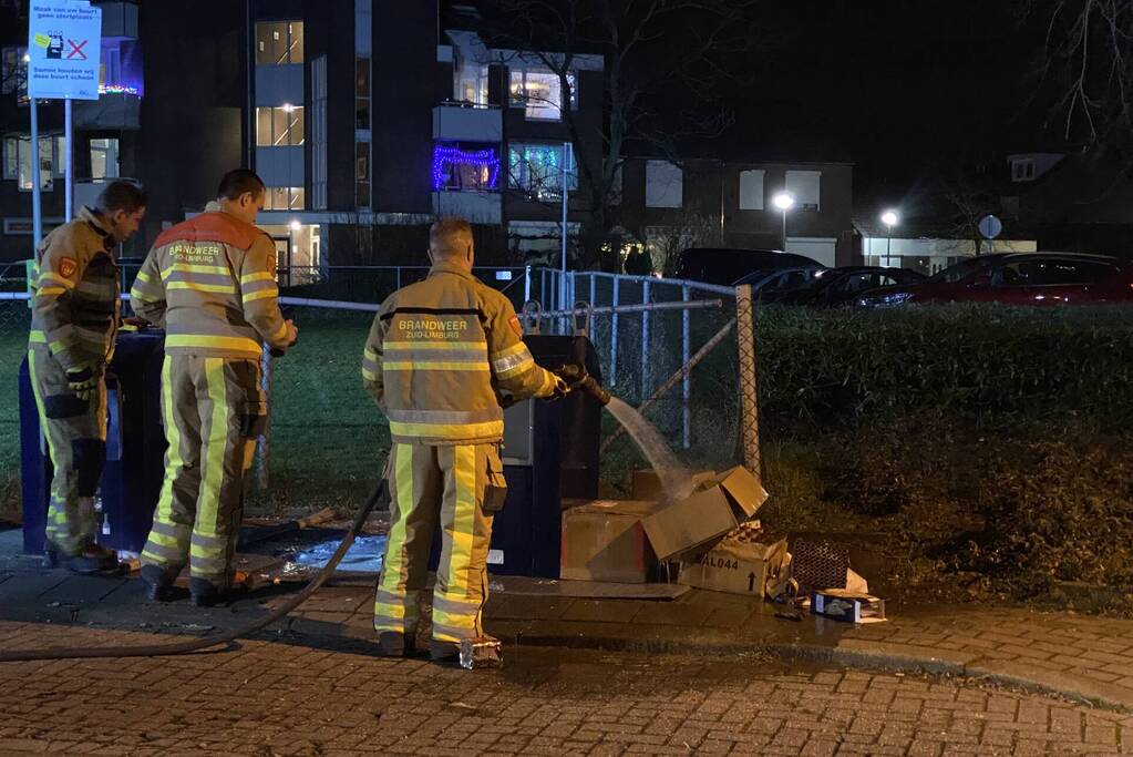 Oud papier tegen container in brand