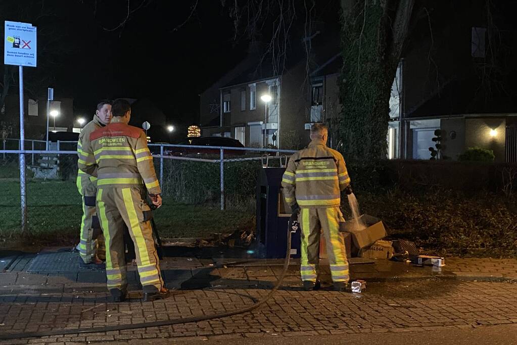 Oud papier tegen container in brand