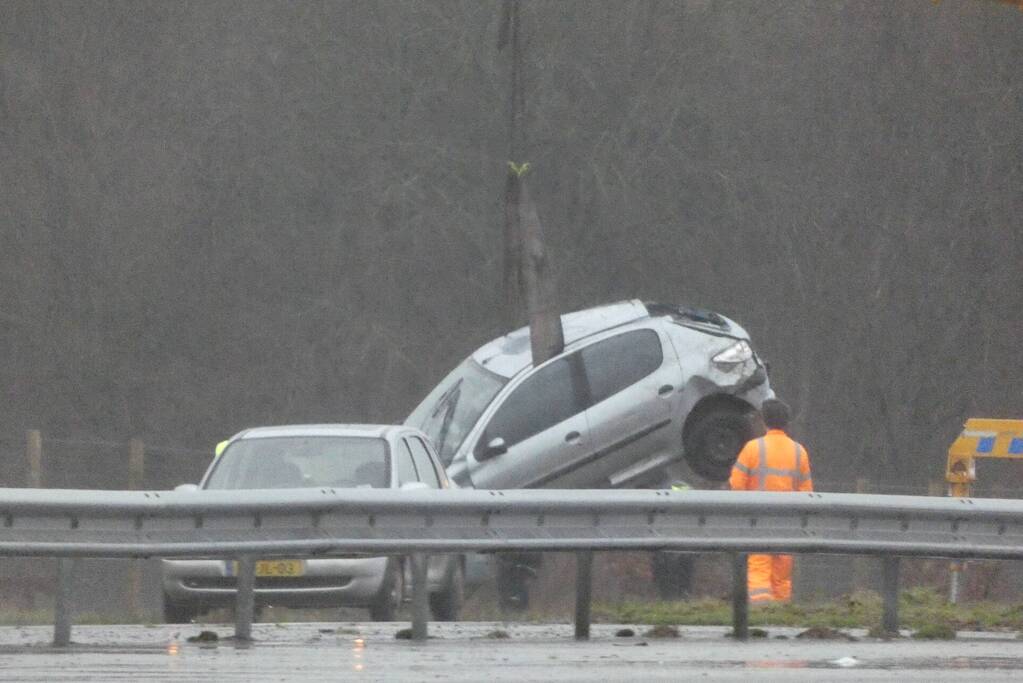 Auto raakt van de weg en belandt in berm