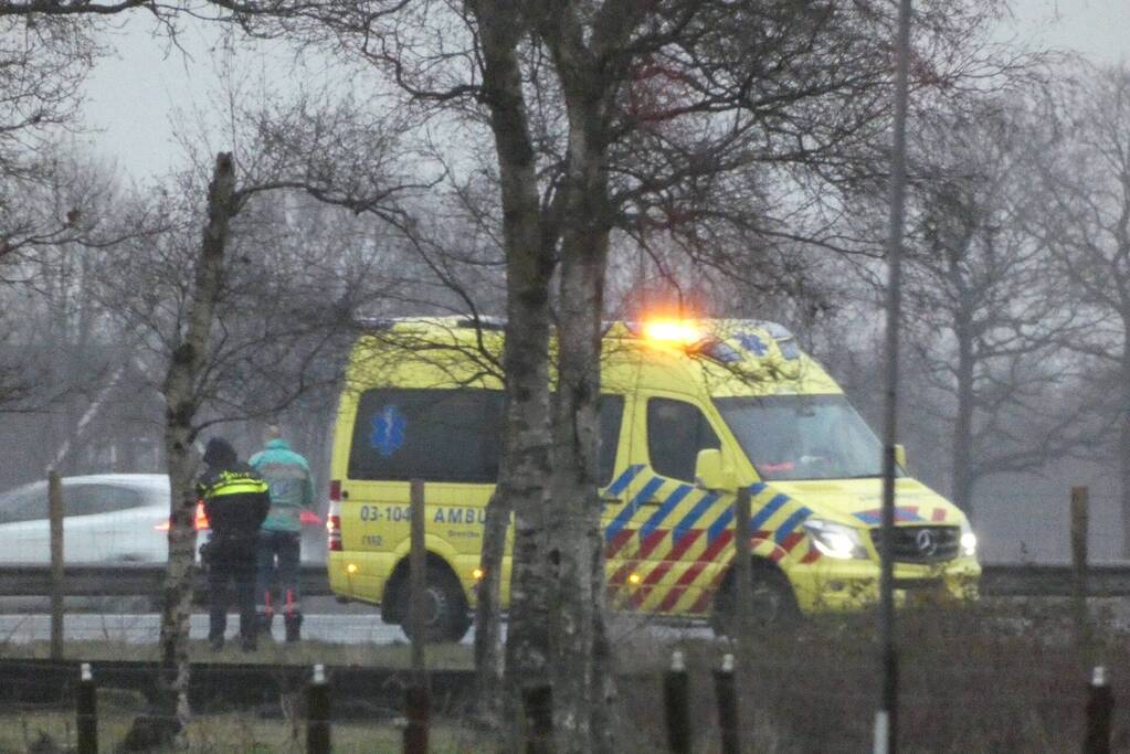 Auto raakt van de weg en belandt in berm