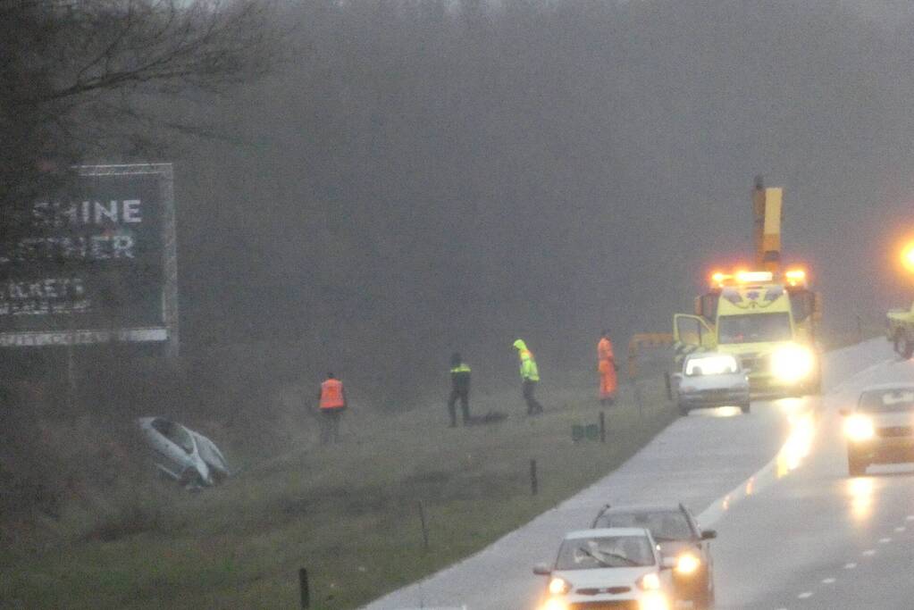 Auto raakt van de weg en belandt in berm
