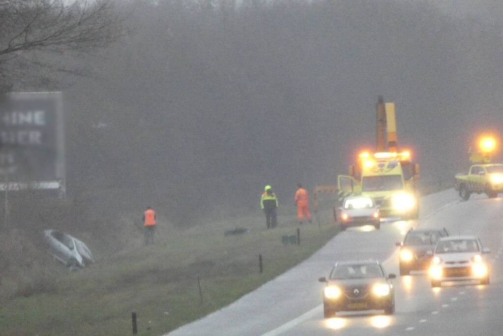 Auto raakt van de weg en belandt in berm