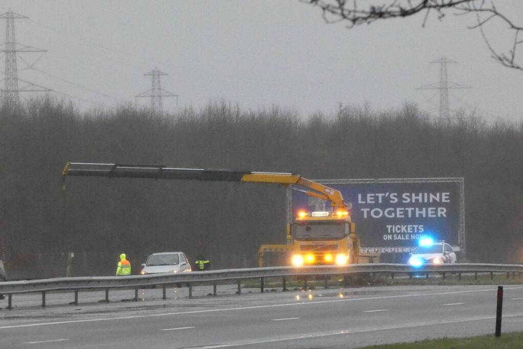 Auto raakt van de weg en belandt in berm